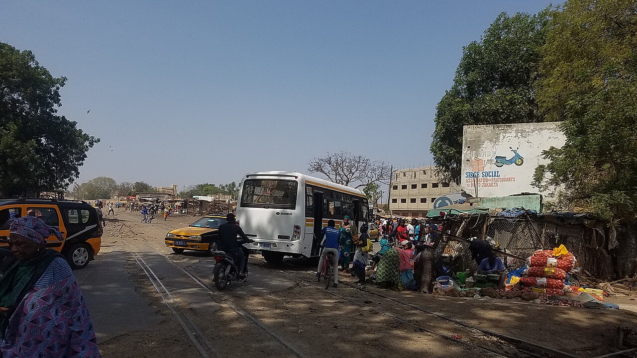 Circulation près du marché central de Thiès en février 2020 — photo d’archives, distincte du lieu et du véhicule de l’accident de Kissane. Crédit : Boydiop2 / Wikimedia Commons, CC BY-SA 4.0.