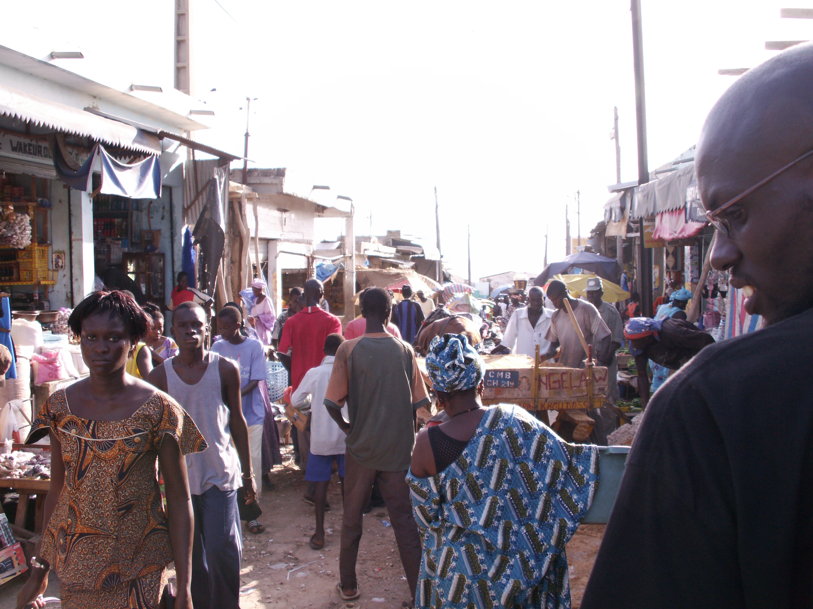 Une rue près du port de Mbour, photo d’archives mise en ligne en 2006. Cette vue ne montre pas les travaux annoncés en octobre 2026. Crédit : KVDP / Wikimedia Commons, domaine public.
