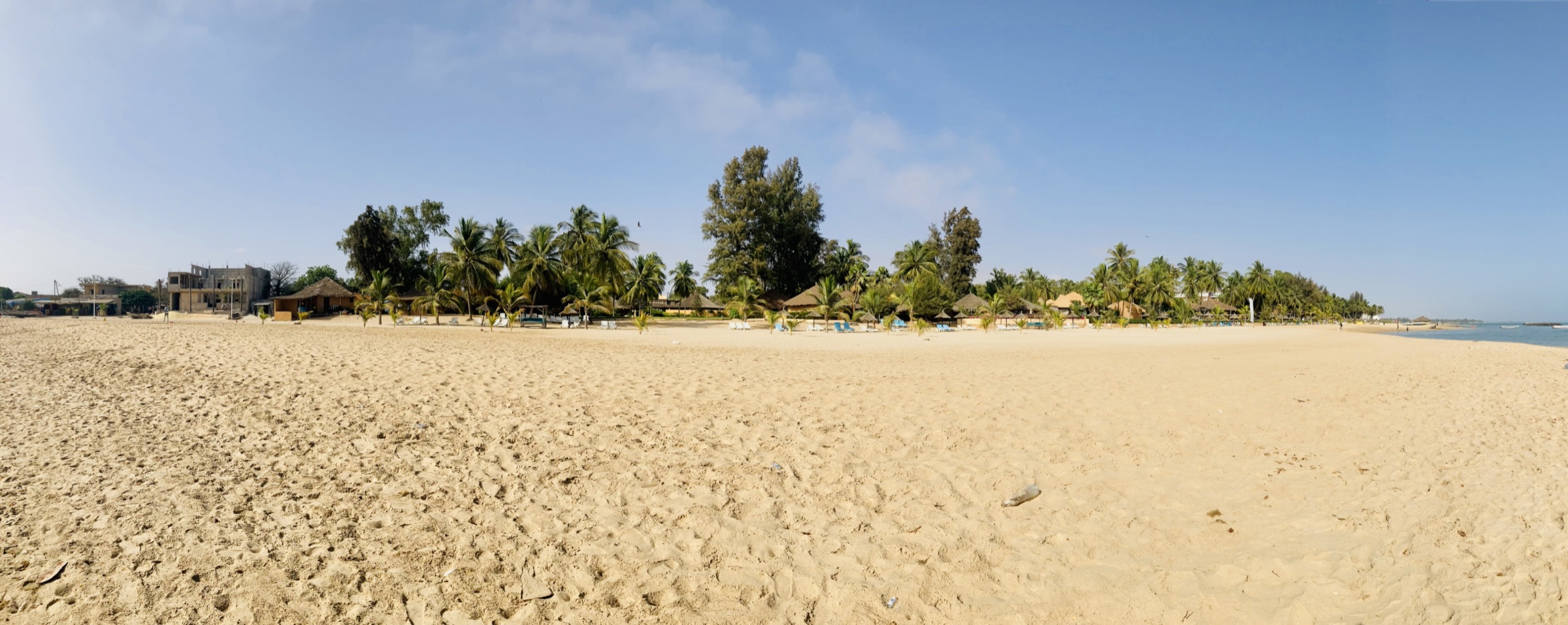 Vue de la plage de Saly en mai 2023. Photo d’archives d’illustration ; elle ne représente pas le dispositif des JOJ ni les limites du périmètre réglementé. Crédit : Moussa Kalamou Diop / Wikimedia Commons — CC0 1.0.