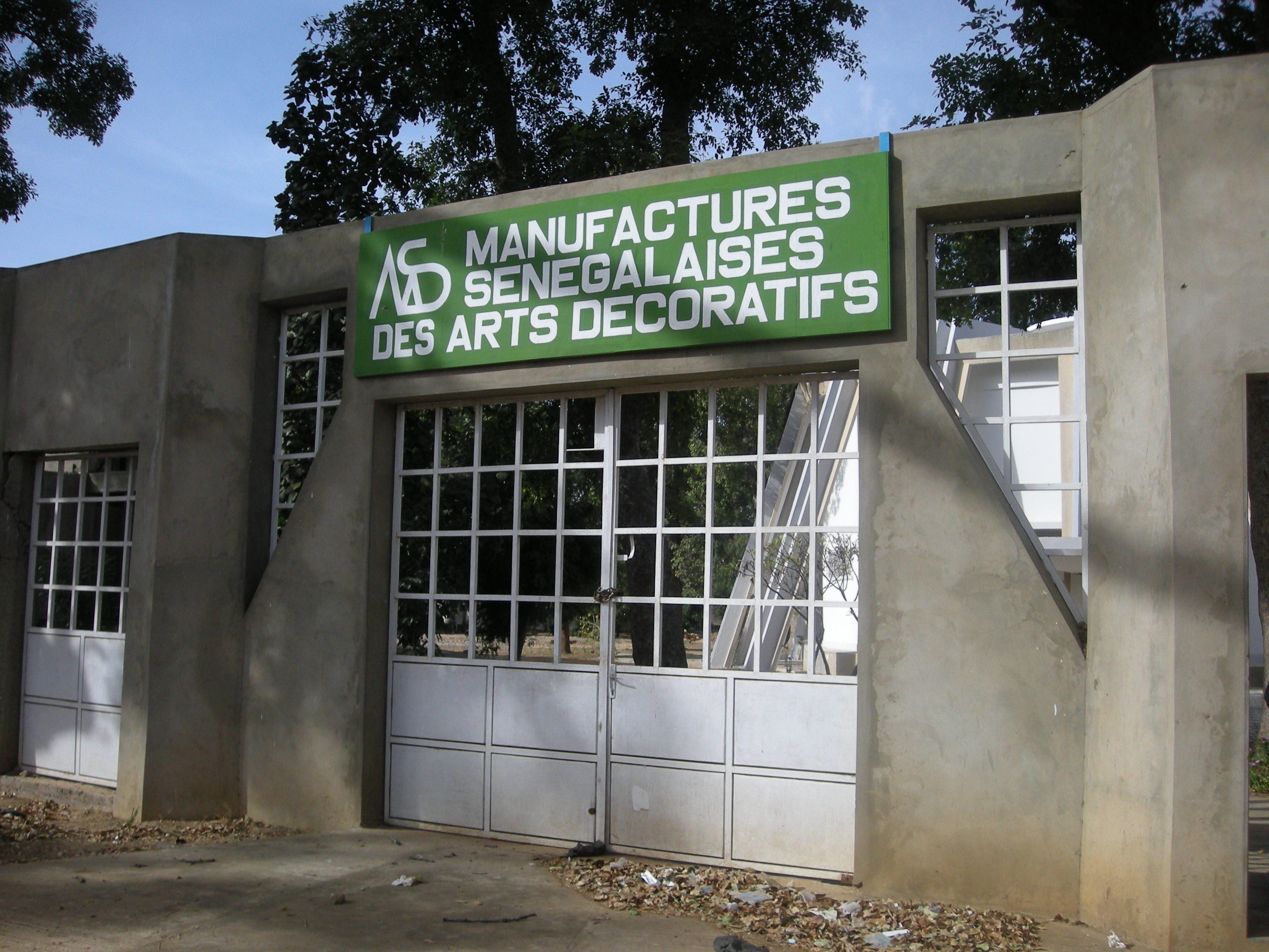 L’entrée des Manufactures sénégalaises des arts décoratifs à Thiès, en janvier 2008. Photo d’archives ; elle ne représente pas l’édition 2026 du Festival Alimenterre. Crédit : Ji-Elle / Wikimedia Commons — domaine public.