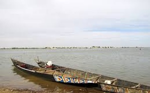 Tiguéré isolé par la crue du fleuve : la pirogue, unique lien avec Matam