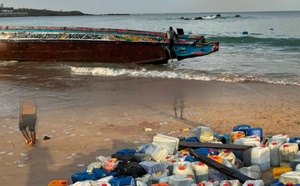 Pirogue abandonnée à Mermoz : la DNLT sécurise une embarcation et du matériel sur la plage