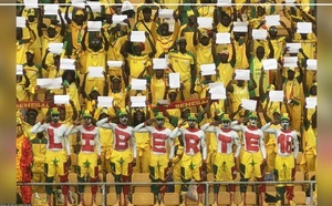 Des supporters sénégalais mobilisés pour la libération de leurs compatriotes lors du match contre la Gambie