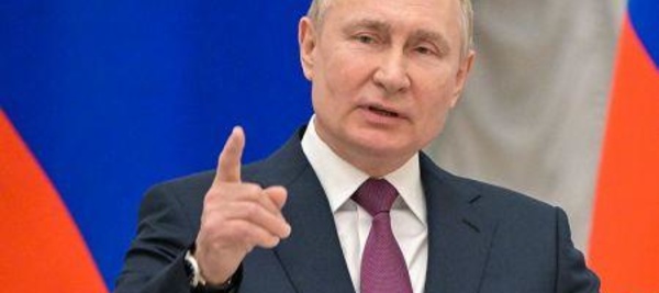 Vladimir Poutine explique que les réductions de la production pétrolière russe visent à soutenir les prix mondiaux