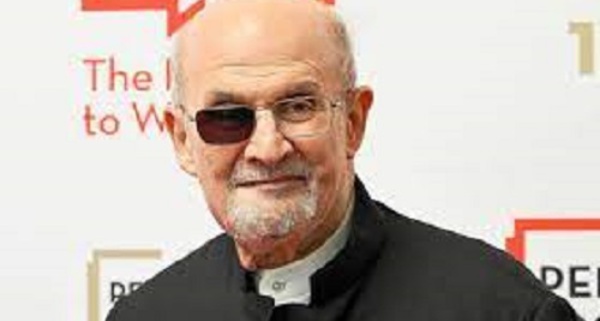 Neuf mois après l'attaque au couteau, Salman Rushdie réapparaît en public à New York