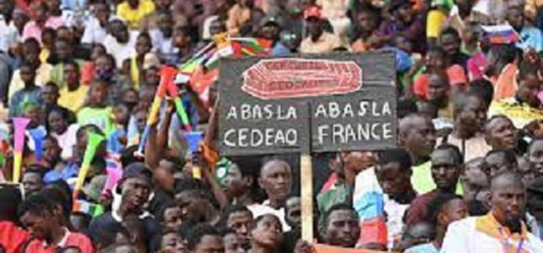 Des milliers de Nigériens manifestent pour le départ des troupes françaises