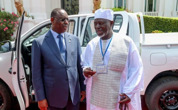 Palais de la République : le président Macky Sall a remis des clés de véhicules destinés aux présidents des unions régionales des 14 régions du Sénégal