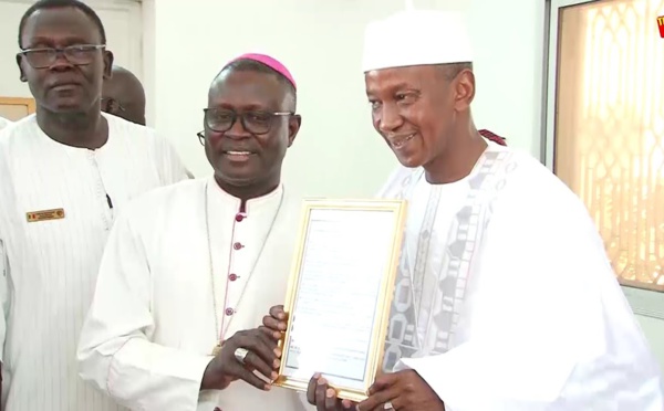 Le Gouverneur Oumar Mamadou Baldé rend visite à André Guèye, évêque de Thiès