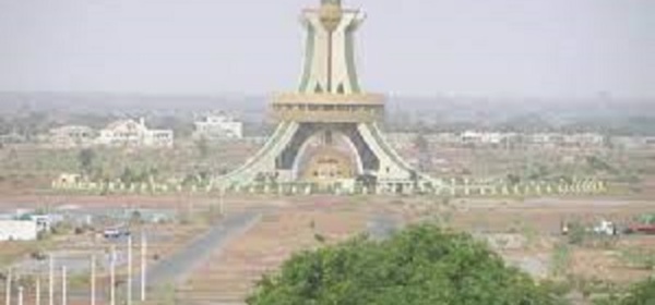 Le Burkina Faso révise sa Constitution, le français relégué au rang de "langue de travail"