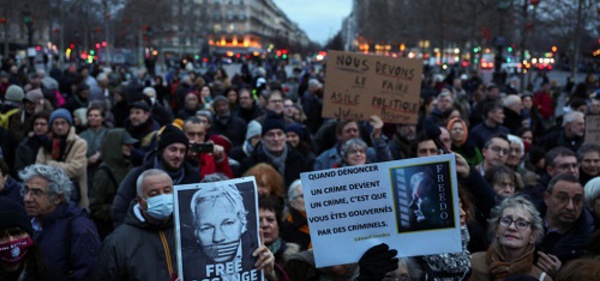 Un rassemblement de soutien à Julian Assange à Paris