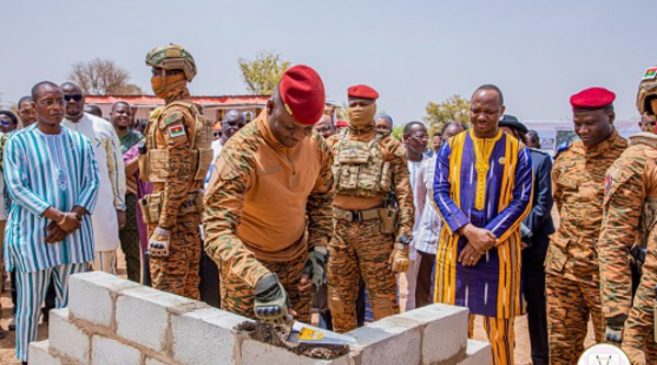 Au Burkina Faso, Ibrahim Traoré pose la première pierre d’un complexe industriel textile