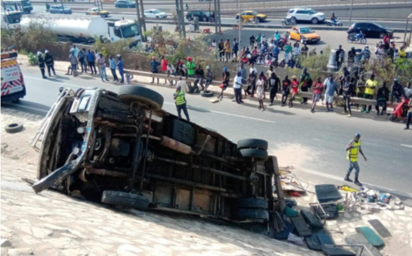 Accident près du Technopole : Un car “Ndiaga-Ndiaye” se renverse, 30 blessés dont 7 graves
