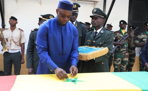 Ousmane Sonko salue la mémoire de son aide de camp, élevé au rang de Chevalier de l’Ordre national du Lion à titre posthume