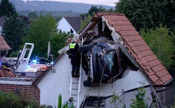 Allemagne : Une voiture percute un enfant, effectue un vol plané et s’encastre dans le toit d’une grange, six blessés