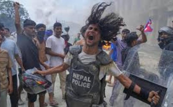 Génération Z: un mouvement de contestation exacerbé par l’effet miroir des réseaux sociaux