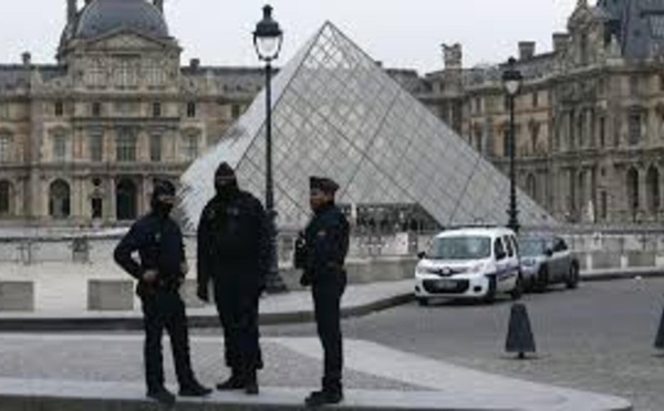 Cambriolage au Louvre : Des bijoux Napoléon d’une « valeur inestimable » dérobés, une couronne retrouvée par terre