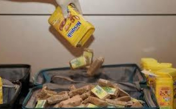 AIBD : la brigade du tourisme des douanes intercepte 11,8 kg de haschich dissimulés dans des pots de Nesquik