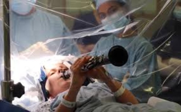 Royaume-Uni : Pendant son opération, cette patiente atteinte de la maladie de Parkinson joue de la clarinette
