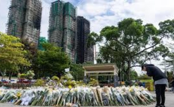 Incendie à Hong Kong: le bilan monte à 151 morts, les autorités interpellent 13 personnes