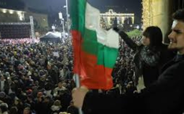 À la Une: en Bulgarie, la colère de la rue fait tomber le gouvernement