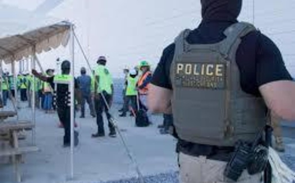 Aux Etats-Unis, un Américain de 18 ans a été arrêté le 31 décembre en Caroline du Nord, à la veille du Nouvel An, alors qu’il préparait une attaque violente revendiquée au nom de l’Etat islamique. Présenté vendredi devant une juge, Christian Sturdiva