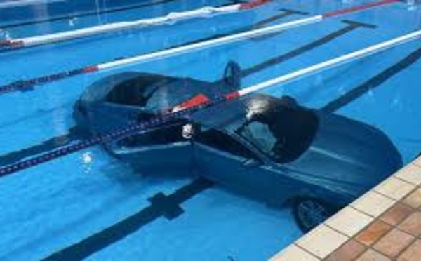 États-Unis : Une automobiliste termine sa course dans la piscine d’un particulier après avoir percuté un mur