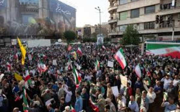 Iran : entre contestation populaire et avertissements contre les États-Unis