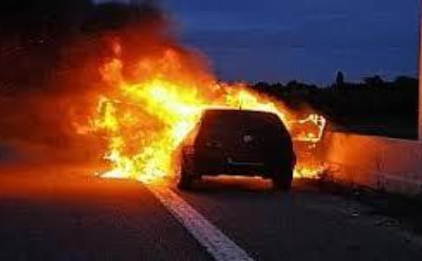 Thiès : un véhicule prend feu à la sortie de Keur Ndioukoune, trois personnes sauvées