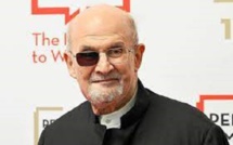 Neuf mois après l'attaque au couteau, Salman Rushdie réapparaît en public à New York Neuf mois après l'attaque au couteau, Salman Rushdie réapparaît en public à New York