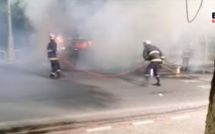 Dakar: À quelques mètres du palais, Une voiture prend feu