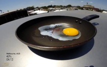 Un Algérien fait cuire un œuf au soleil en pleine canicule