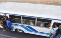 Bus surchargé: un gendarme exige aux passagers du bus qui n’ont pas de place de descendre.
