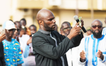 Kémi Séba brûle son passeport français lors d'un meeting à Paris Kémi Séba brûle son passeport français lors d'un meeting à Paris