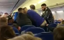 Scène de Bagarre Violente à Bord d'un Avion en Route de Naples à Ibiza Scène de Bagarre Violente à Bord d'un Avion en Route de Naples à Ibiza