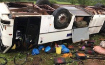 Accident à Thiadiaye : Un bus se renverse après avoir heurté un ralentisseur