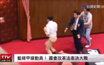 Scène insolite à Taïwan : un député s'échappe du parlement avec des bulletins de vote (vidéo)