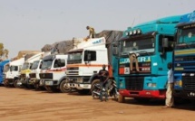 353 camions sénégalais débloqués à la frontière avec passage gratuit en Gambie 353 camions sénégalais débloqués à la frontière avec passage gratuit en Gambie