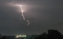 Tragédie à Sibikaranto : Une jeune fille tuée par la foudre, une femme et son bébé blessés Tragédie à Sibikaranto : Une jeune fille tuée par la foudre, une femme et son bébé blessés