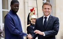 Reconnaissance Historique : Macron Qualifie le Drame de Thiaroye de « Massacre » Le président sénégalais Bassirou Diomaye Faye a révélé, jeudi, avoir reçu une lettre d’Emmanuel Macron, dans