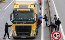France: un migrant érythréen voulant rejoindre l'Angleterre meurt percuté par un camion