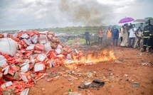 Dagana : Plus de 2,4 millions de FCFA de produits impropres incinérés Dagana : Plus de 2,4 millions de FCFA de produits impropres incinérés