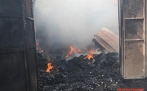 Incendie à Ross Béthio : Une quincaillerie et plusieurs boutiques ravagées par un court-circuit Incendie à Ross Béthio : Une quincaillerie et plusieurs boutiques ravagées par un court-circuit