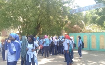 Thiès: au-moins cent  élèves voilées interdites d’accès au Collège saint Gabriel (video) Thiès: au-moins cent  élèves voilées interdites d’accès au Collège saint Gabriel (video)