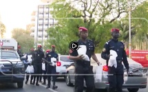 En pleine circulation, des agents de police sénégalais ont offert le « Ndogu » aux citoyens, un geste de proximité salué