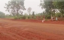 Colère à Tivaouane : les habitants de Dabakh 2 bloquent la VCO pour dénoncer la poussière des camions Colère à Tivaouane : les habitants de Dabakh 2 bloquent la VCO pour dénoncer la poussière des camions