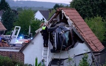 Allemagne : Une voiture percute un enfant, effectue un vol plané et s’encastre dans le toit d’une grange, six blessés