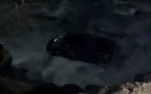 Dakar : une voiture finit sa course dans l’océan sur la Corniche ouest