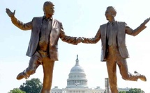 « Meilleurs amis pour toujours »… Une statue anonyme célèbre le « lien durable » entre Donald Trump et Jeffrey Epstein