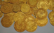 Un trésor fantastique » : Ils découvrent 64 pièces d’or estimées à 260 000 euros en jardinant chez eux