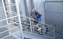 Paris : Il grimpe jusqu’au 2e étage de la tour Eiffel en VTT et bat un record du monde vieux de 23 ans